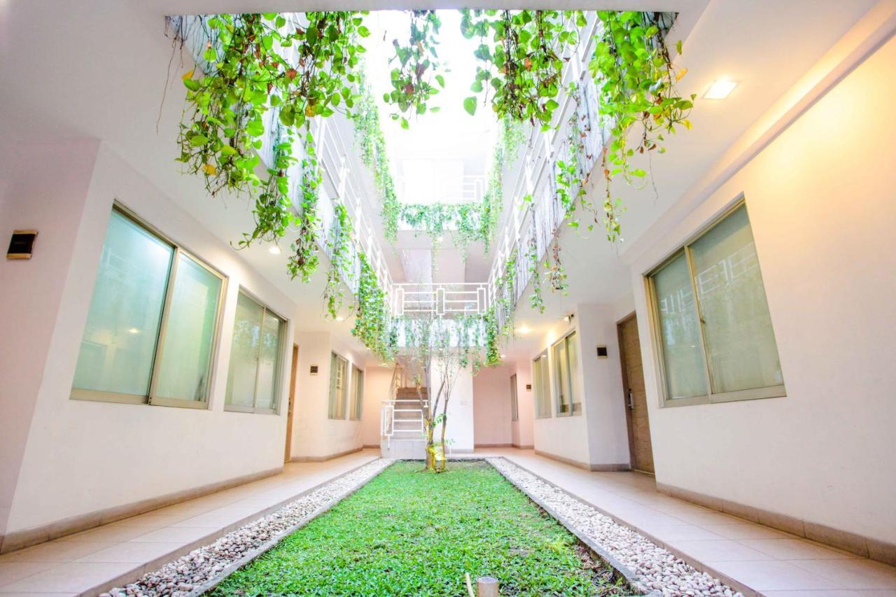 Legreen Suite Pejompongan Jakarta Exterior photo